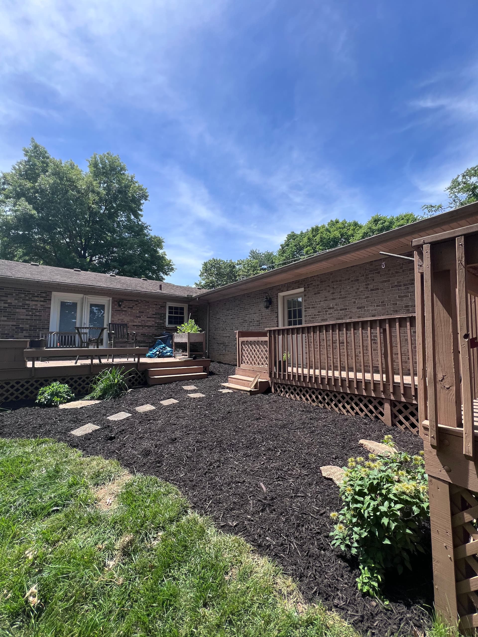 Gallery photos for Fresh Mulch Beds Done Right in Frankfort KY: Image #2