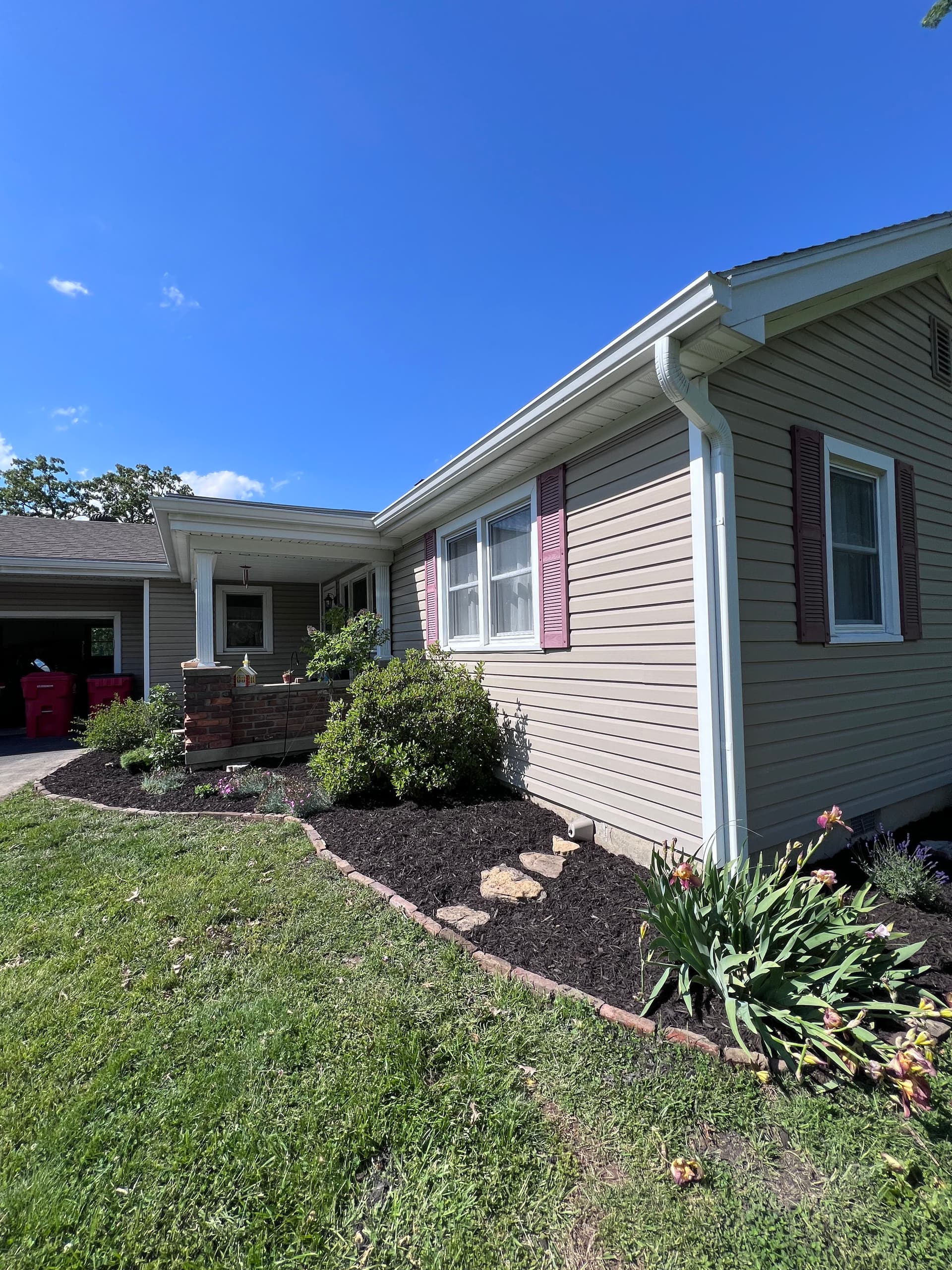 Gallery photos for Landscape Cleanup and Fresh Mulch in Frankfort: Image #3