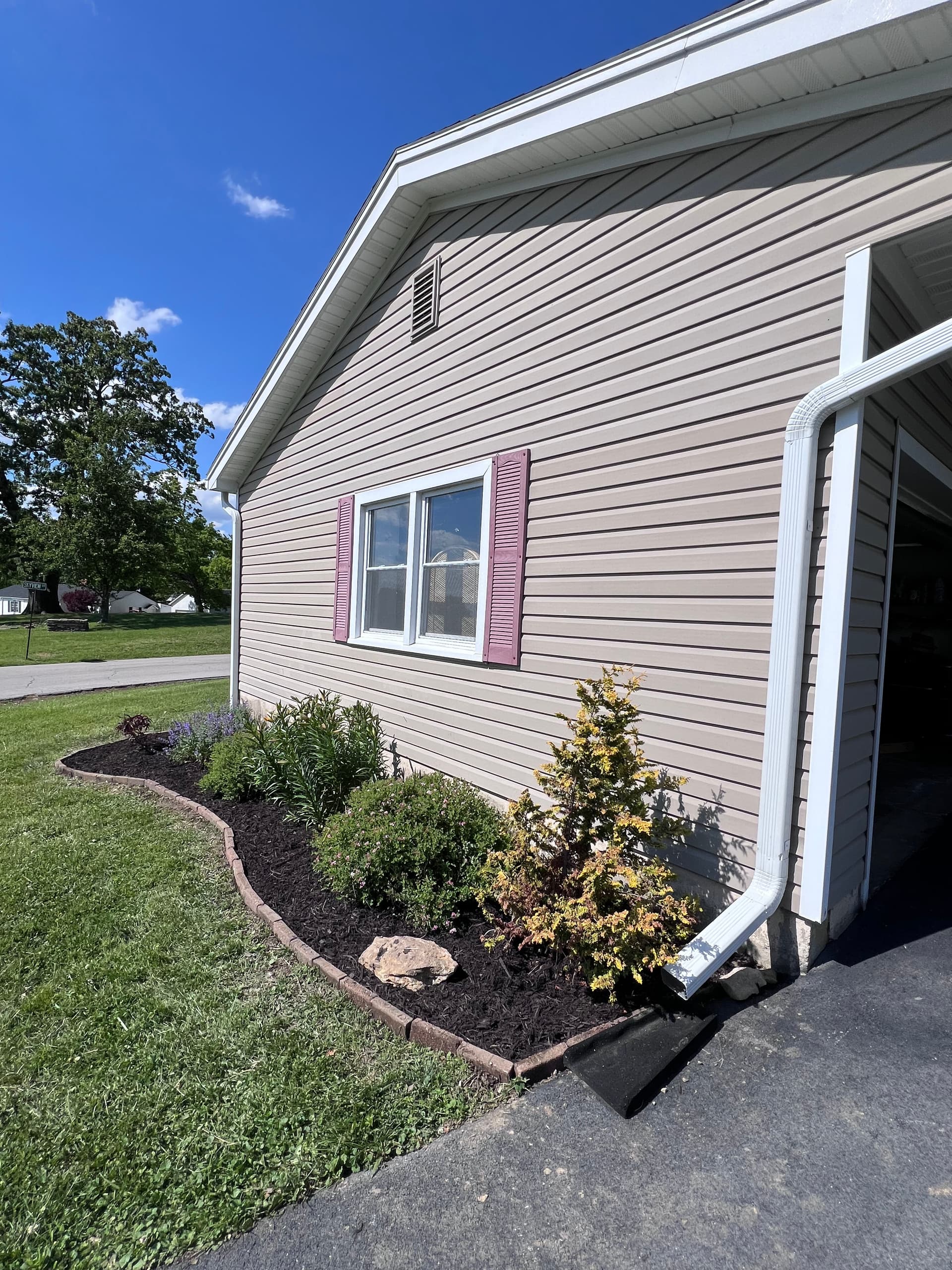 Gallery photos for Landscape Cleanup and Fresh Mulch in Frankfort: Image #7