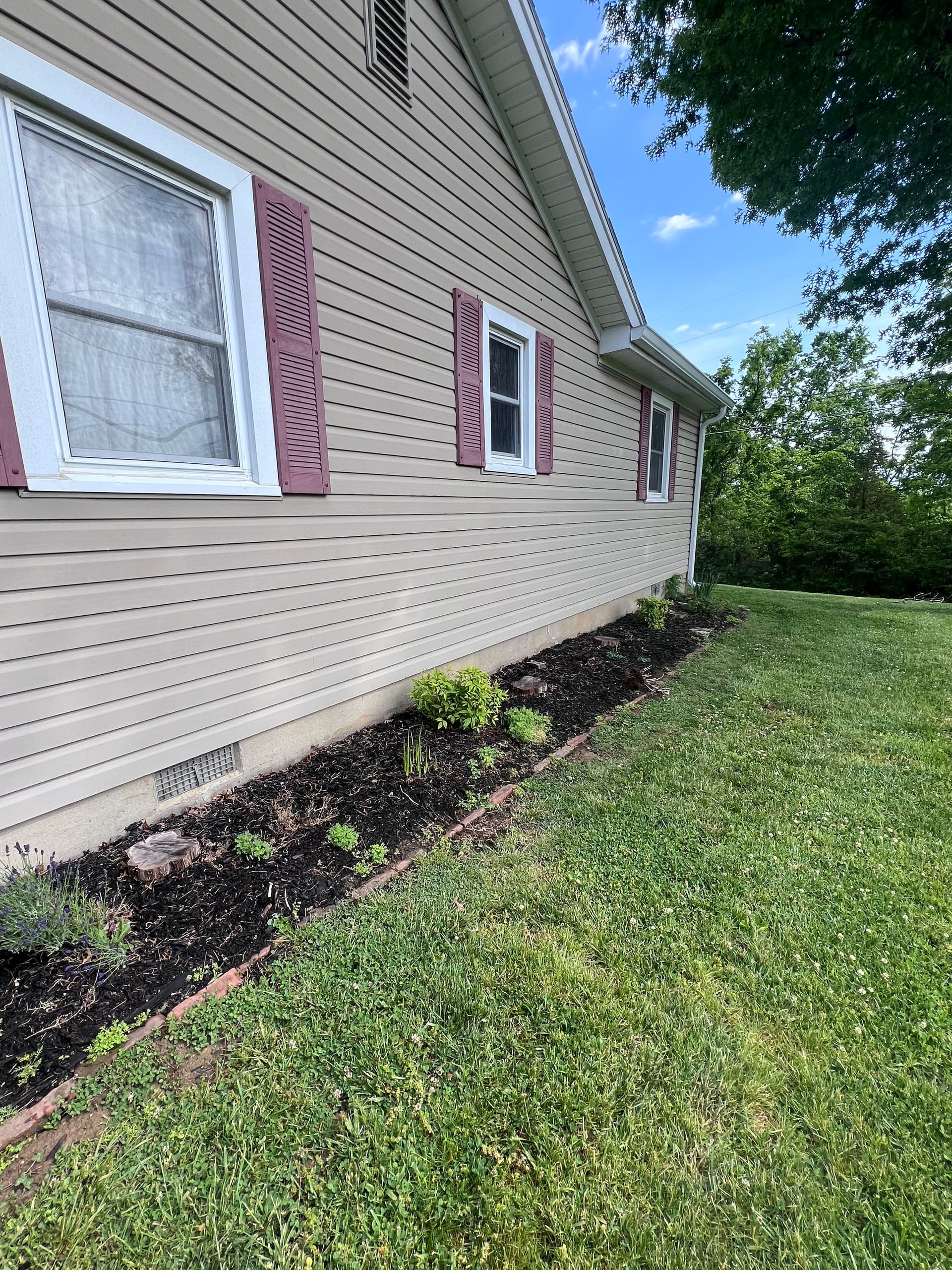 Gallery photos for Landscape Cleanup and Fresh Mulch in Frankfort: Image #4