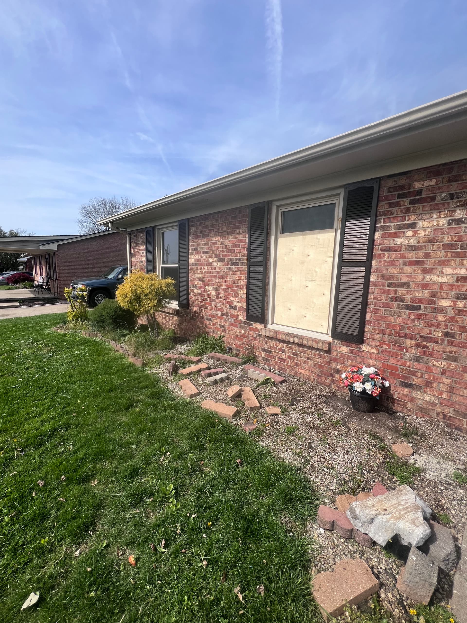 Gallery photos for Front Yard Landscape Refresh with New Mulch and Natural Edge: Image #2