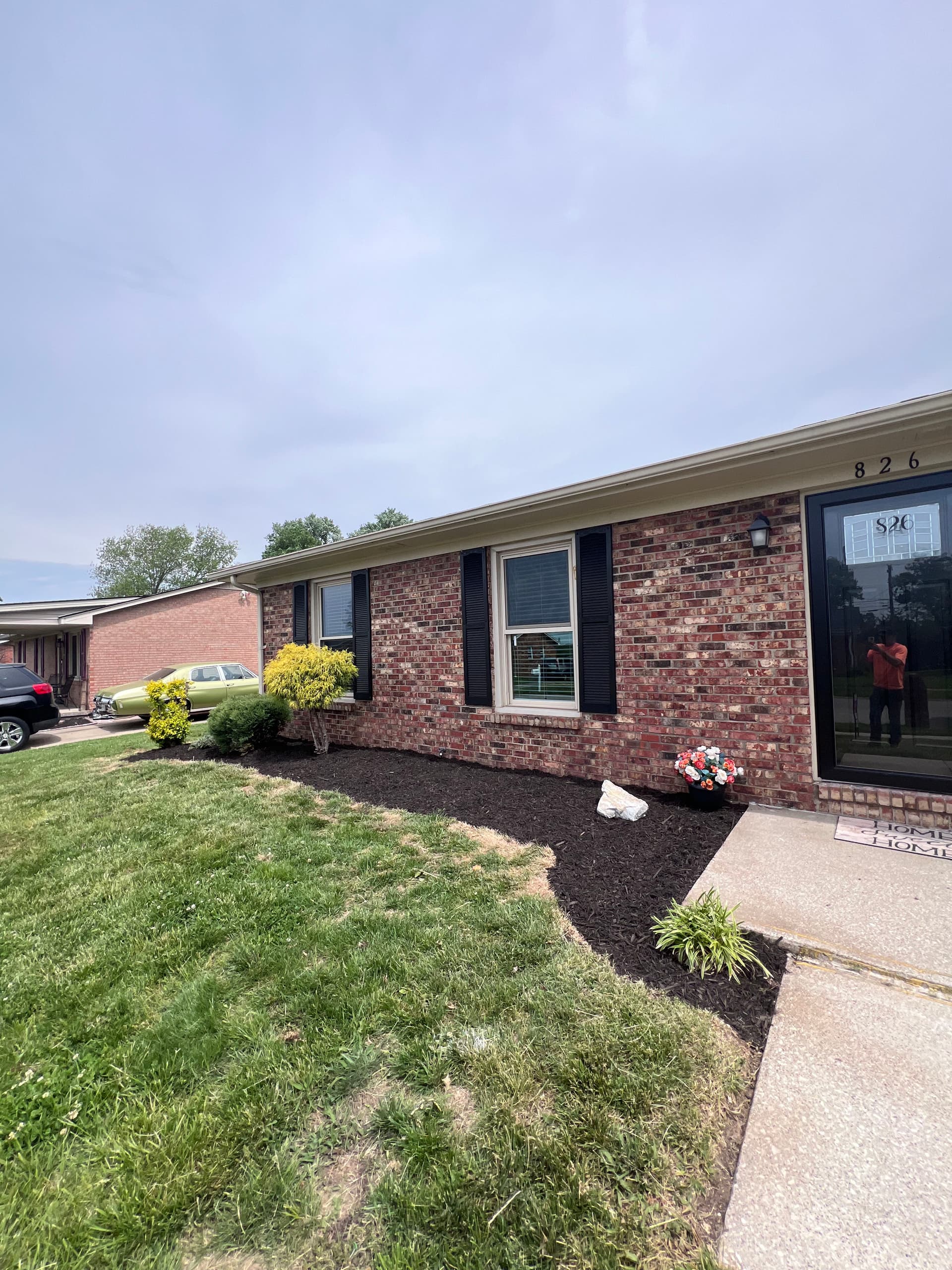 Gallery photos for Front Yard Landscape Refresh with New Mulch and Natural Edge: Image #3