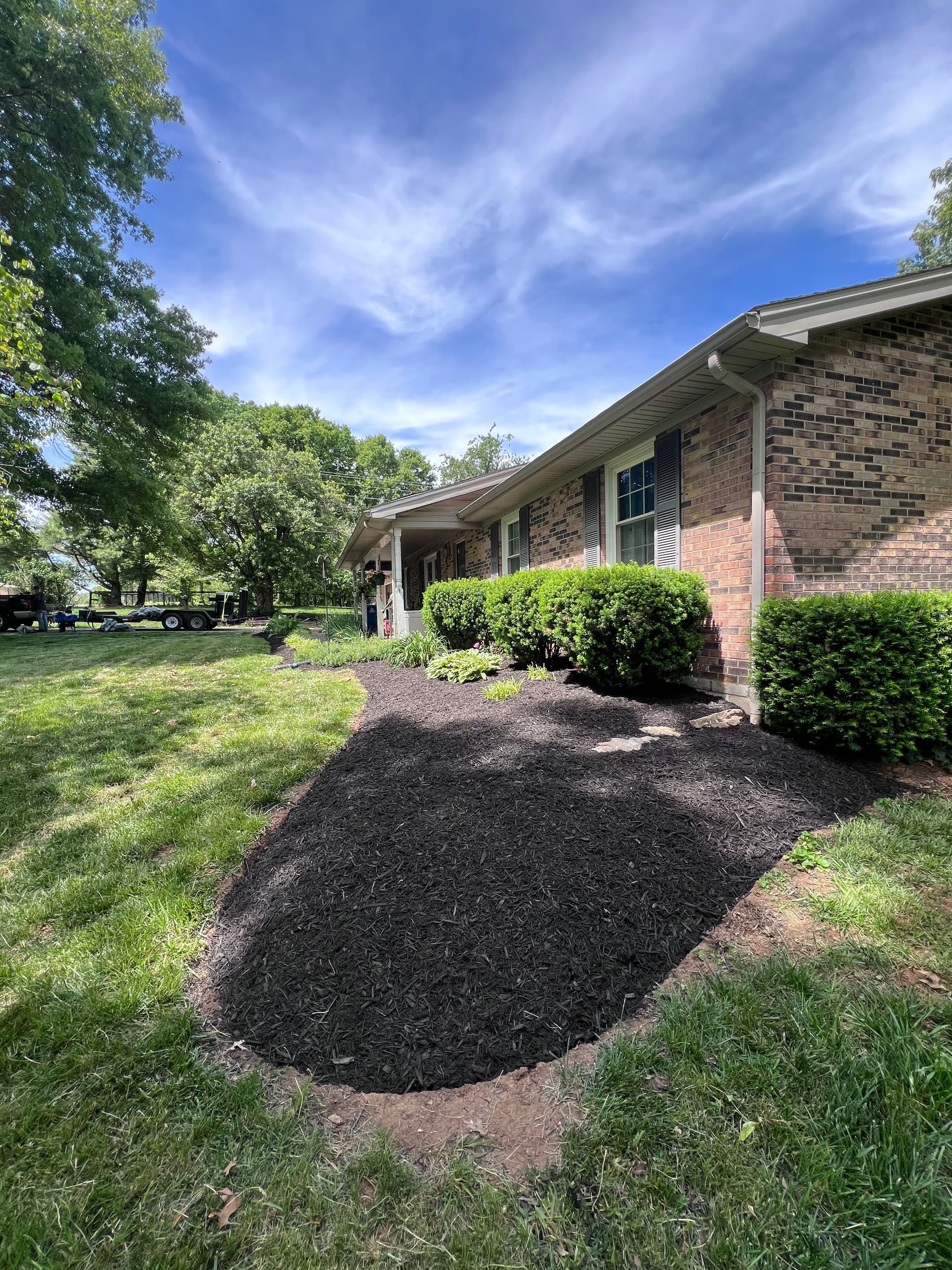 Gallery photos for Fresh Mulch Beds Done Right in Frankfort KY: Image #1