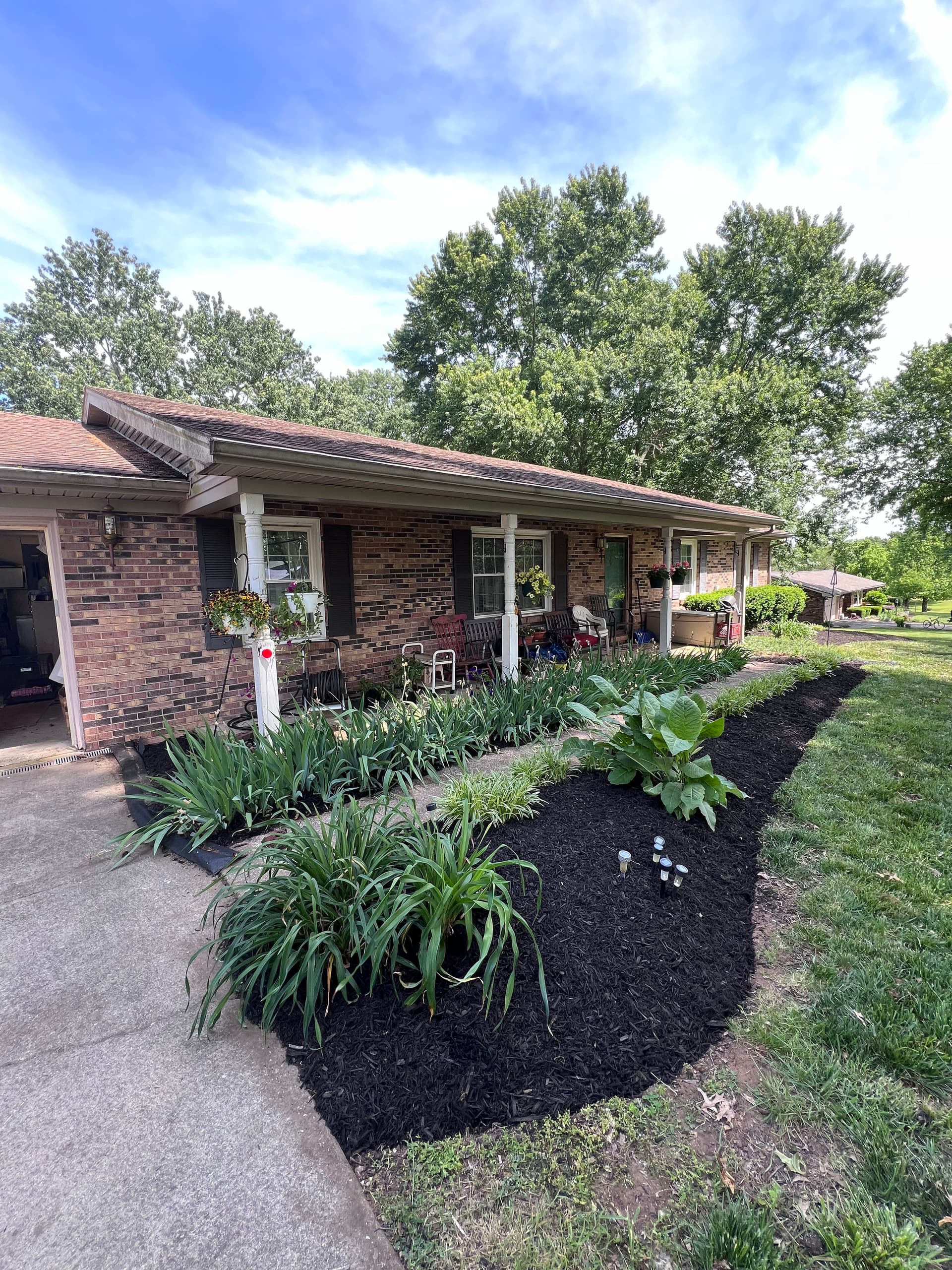 Fresh Mulch Beds Done Right in Frankfort KY image